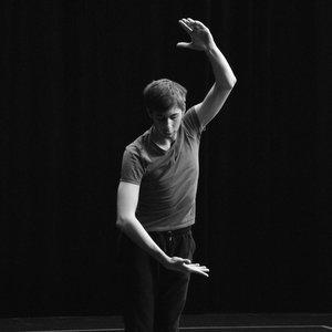 Théo Aucremane Danseur/Interprète  PARCOURS ET EXPERIENCES PROFESSIONNELLES Travail en compagnie 2021- 2022 - La compagnie la bazooka ( Sarah Crépin et Etienne Cuppens ) - Chorégraphe Benjamin Kahn 2017-2020 -Formation au Centre National de Danse Contemporaine d’Angers Travail de répertoire et technique : Dominique Duszynski (répertoire Pina Bausch), Georg Reischl (technique Forsythe), Robert Swinston (répertoire Cunningham), Batsheva dance company, Yuval Pick, “Premier Boléro“ d’Odile Duboc. -Travail de création Alban Richard, Ambra Senatore, Amala Dianor - Stage Stage Erasmus ( 2 mois) : Janvier- février 2020 : Haute Ecole de Musique de Lausanne, spécialité chant - Stage en compagnie : Septembre 2020 et Décembre 2020 : Alban Richard Janvier 2020 et Octobre 2020 : Sur Crowd, de Gisèle Vienne, compagnie DACM Janvier 2019, Aout 2020, Octobre 2020 : François Chaignaud, compagnie volvajobpru. École loisir pluridisciplinaire : 2009-2017 Danse Mouvance : Formation pluridisciplinaire composé principalement de jazz, classique et contemporain. 2005 – 2009 Auditorium de danse au Thor, initiation classique et jazz